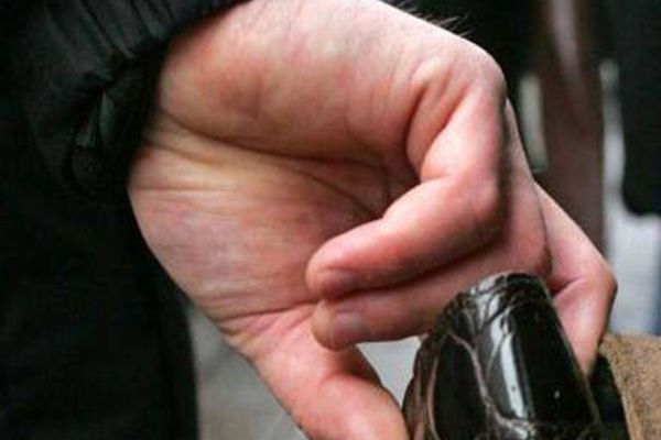 Dâmbovița. Bărbat jefuit pe stradă de trei tineri! Doi dintre adolescenții tâlhari au fost reținuți