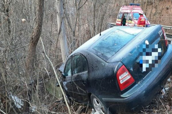 Dâmbovița: Mașină în care se aflau mai multe persoane, răsturnată într-o râpă