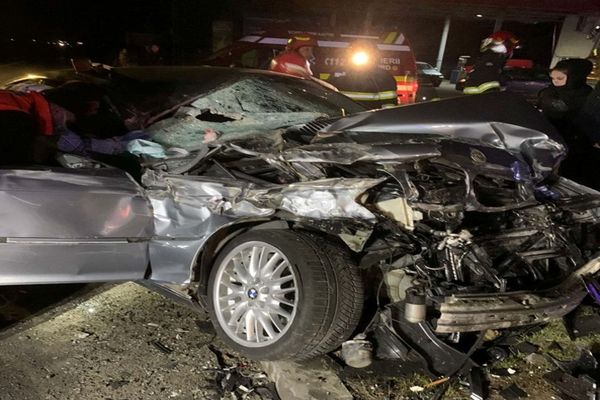 Accident violent în Dâmbovița, noaptea trecută! Trei persoane au fost transportate la spital cu diverse traumatisme