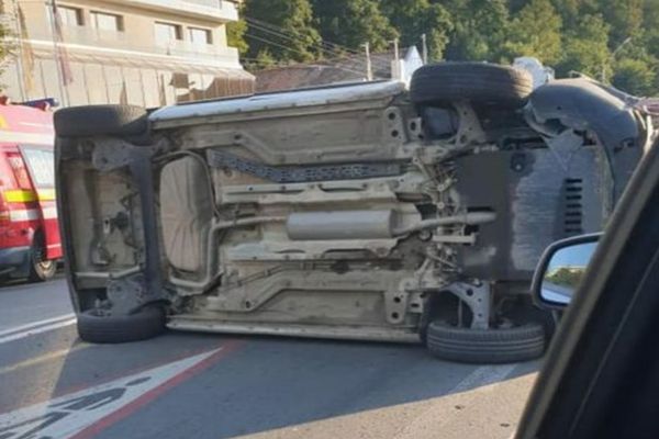 Dâmboviţa. Un șofer băut s-a răsturnat cu mașina pe DN 7 