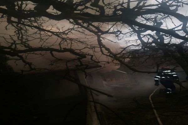 Incendiu violent la o casă din Dâmboviţa! O persoană a suferit arsuri