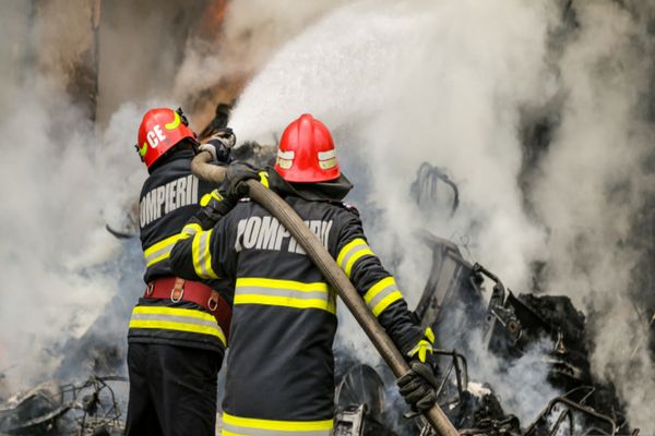 Incendiu la o casă din Titu. Momente dificile pentru o persoană imobilizată la pat