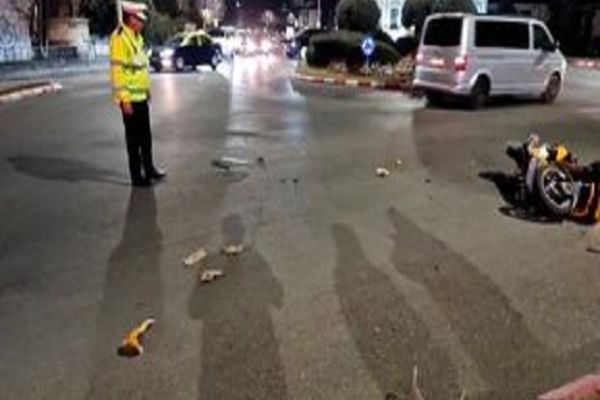 Târgovişte. Accident violent între un moped și un autoturism. Conducătorul mopedului, transportat la spital