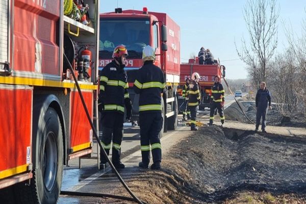 Peste 20 de incendii de vegetație uscată în Dâmbovița, într-o singură zi. Pompierii, apel către populaţie