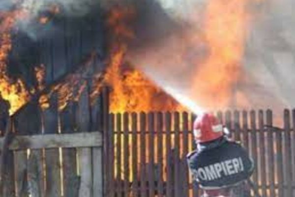 Dâmboviţa. Incendiu violent la o casă din Potlogi! S-a intervenit cu 5 autospeciale de stingere