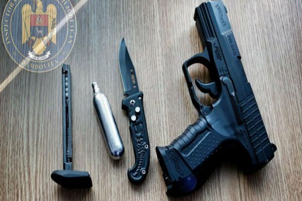 Târgovişte. Doi elevi prinşi în școală înarmați cu un pistol şi un briceag 