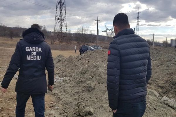 Deșeuri contaminate cu hidrocarburi din exploatări petroliere, descoperite pe malul unui râu din Dâmboviţa
