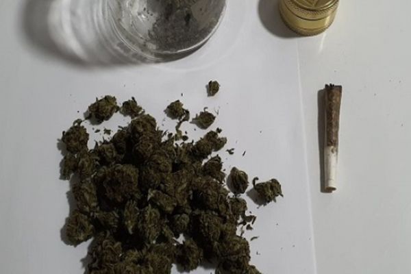 16 percheziţii domiciliare în Dâmboviţa şi Olt la traficanţii de droguri de mare risc. 35 de persoane au fost duse la audieri