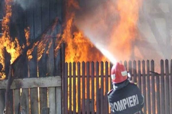 Casă cuprinsă de flăcări în Dâmbovița! 5 autospeciale de stingere au intervenit pentru stingerea incendiului