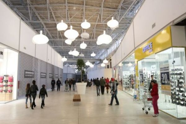 Noi relaxări discutate astăzi: persoanele fără certificat verde vor putea intra în supermarketurile din mall-uri