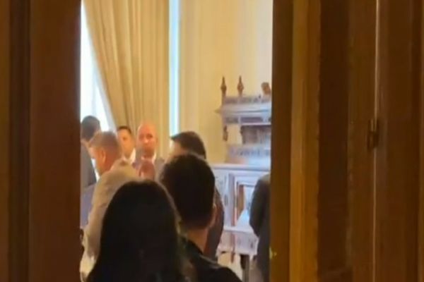 Petrecere privată, cu 46 de persoane, spartă de polițiști, în Dâmbovița 