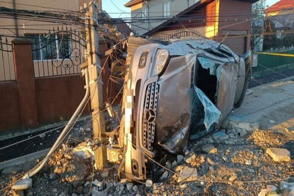 Mașină răsturnată în Dâmbovița! Două persoane rănite și un stâlp distrus