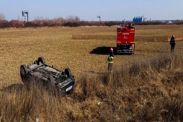 Dâmboviţa. Autoturism răsturnat pe DN71, la Răcari. Două persoane au fost rănite