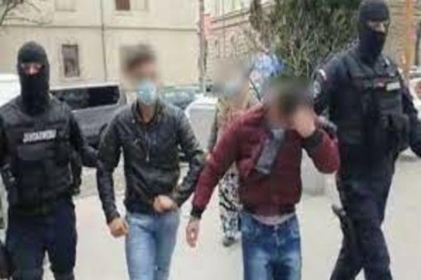 Doi minori din Păulești acuzați că au violat o copilă de 14 ani au fost arestați preventiv