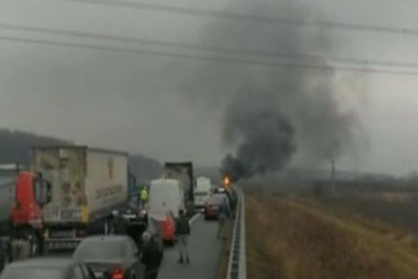 Mașină în flăcări pe autostrada București-Pitești. Intervin pompierii de la ISU Dâmbovița