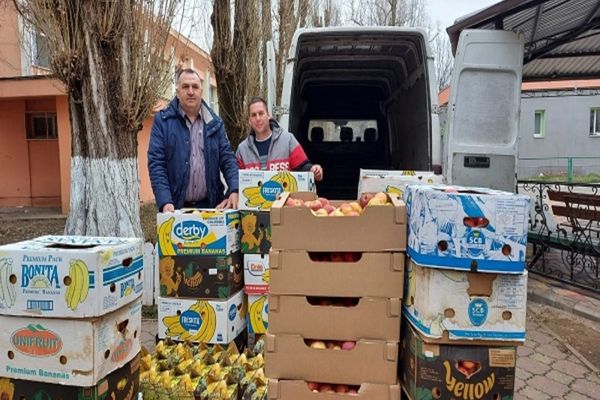 Locuitorii comunei Voinești, au oferit 2 tone de mere și 300 de litri de suc natural de fructe sutelor de ucraineni cazați în căminele SNSPA
