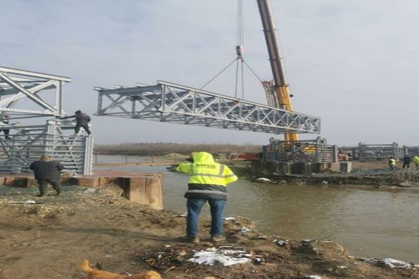 Dâmboviţa. A început montarea structurii metalice a podului de peste râul Argeș 