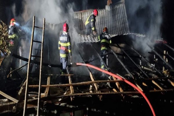 Incendiu violent la o casă de pe Valea Dâmboviței. Flăcările s-au extins și la o anexă gospodărească