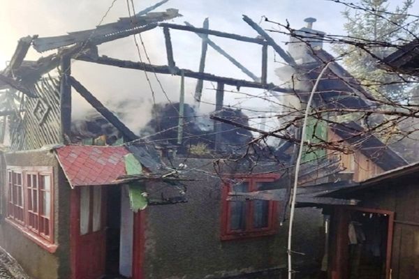 Incendiu puternic în Dâmbovița: O casă și o anexă gospodărească, distruse de flăcări