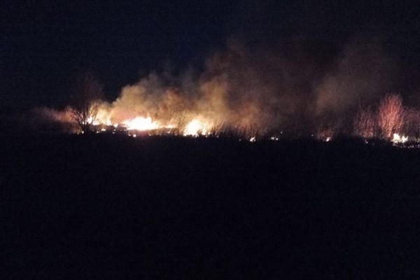 Incendiu puternic de vegetație uscată într-o comună din Dâmbovița