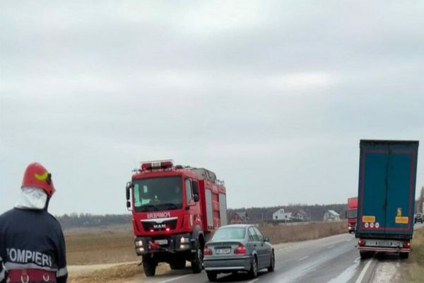 Pericol de incendiu pe DN 72, după ce rezervorul unui TIR s-a spart! Pompierii au intervenit de urgență