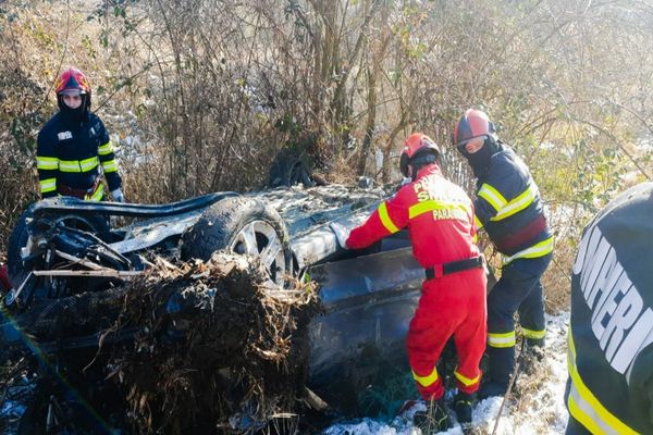 Târgovişte. Bărbat de 21 de ani rănit după ce s-a răsturnat cu maşina în şanţ