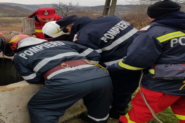 Dâmboviţa. O persoană a căzut într-o fântână adâncă. Pompierii intervin pentru scoaterea acesteia