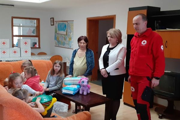 Prefectura Dâmbovița și Crucea Roșie au ajutat o familie cu 6 copii, refugiați din Ucraina