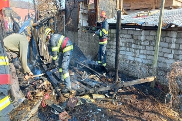 Dâmboviţa. Incendiu puternic la o anexă gospodărească din localitatea Iedera de Jos
