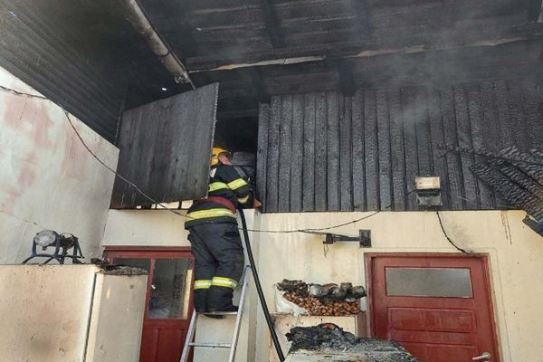 Dâmbovița. Două anexe gospodăreşti, distruse de flăcări