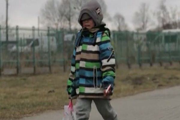 VIDEO – Sfâșietor! Un copil de 5 ani trece singur, plângând, granița dintre Ucraina și Polonia 
