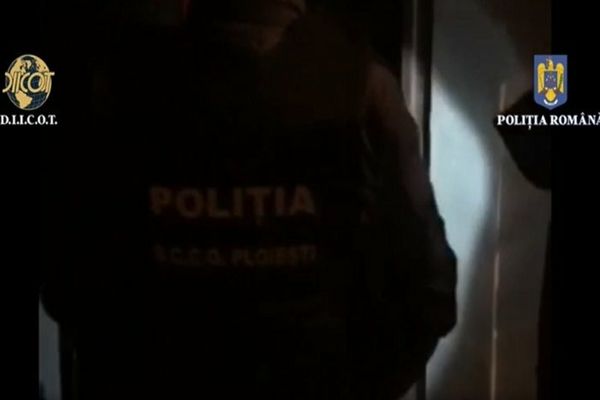 Anchetă DIICOT Ploiești. Un sindicat fictiv a luat, pe abonament, mii de telefoane mobile pe care nu le-a plătit, dar le-a vândut