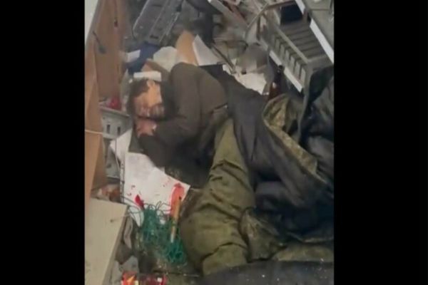 VIDEO Un soldat rus a fost găsit de ucraineni în stare de inconștiență într-un magazin de băuturi alcoolice