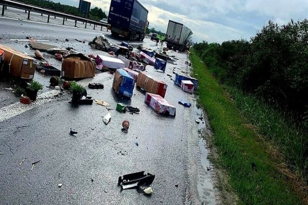 Dâmboviţa. Două autotrenuri au intrat în coliziune pe Autostrada A1, la Corbii Mari