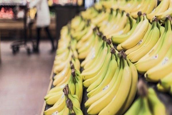 Banane cu pesticide vândute de Kaufland, înghețată Twix și Bounty cu substanță cancerigenă