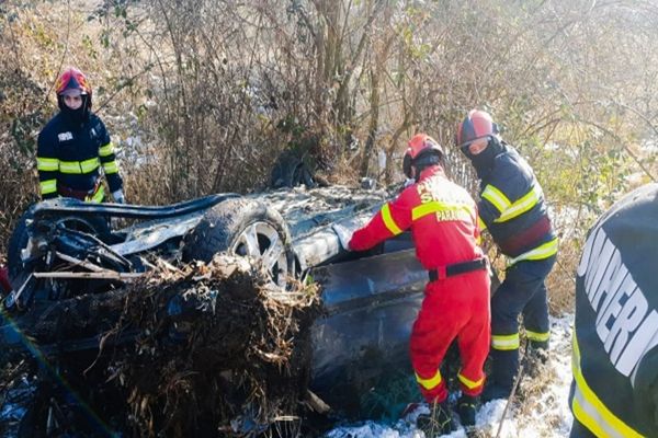 Târgoviște: Un tânăr s-a răsturnat cu mașina după ce a pierdut controlul volanului 