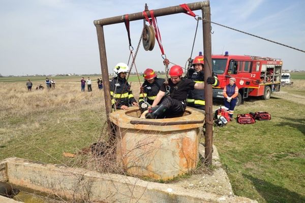 Dâmbovița. O femeie și-a pierdut viața după ce a căzut într-o fântână