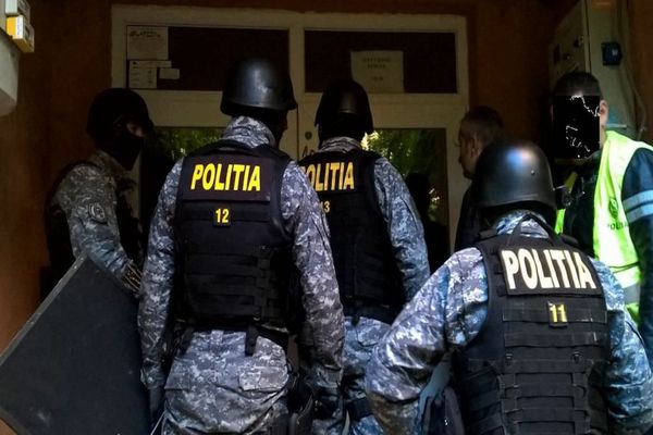 33 de percheziţii în Dâmboviţa la un grup infracţional specializat în trafic de persoane, proxenetism, camătă şi şantaj