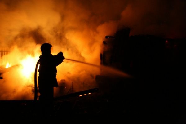 Dâmbovița: Incendiu violent la o casă! O persoană a decedat, iar alta s-a intoxicat și a suferit arsuri
