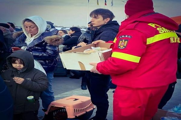 O nouă misiune a pompierilor dâmbovițeni în sprijinul refugiaților din Ucraina. “Noi încercăm să le alinăm puțin suferința.”