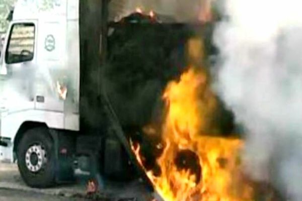 Autotren încărcat cu baloţi de paie, cuprins de flăcări