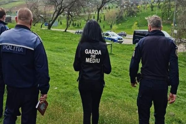 Dâmboviţa. Acţiune a poliţiştilor, a comisarilor Gărzii de Mediu şi a jandarmilor, în cadrul campaniei „Curăţăm România”