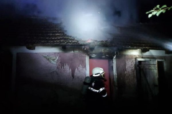 Incendiu puternic la o locuință din Dâmbovița! 