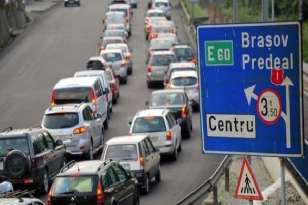 Patru din zece români merg zilnic cu maşina personală 