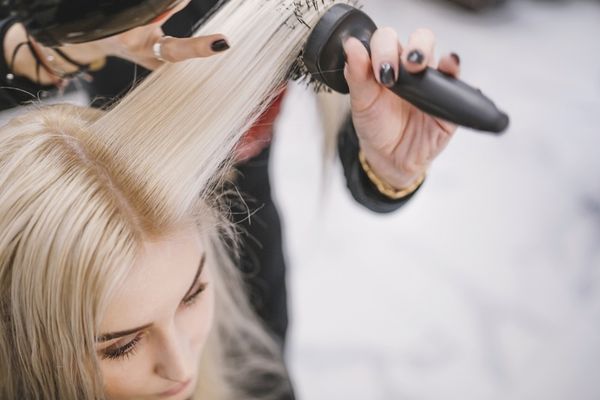 Profesorii care dau meditații acasă, proprietarii care închiriază apartamente și stiliștii de coafură, pe lista controalelor ANAF