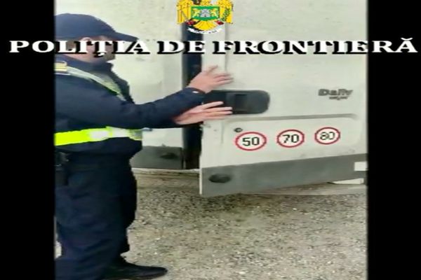 FOTO Dâmbovițean, arestat  preventiv pentru trafic de migranti