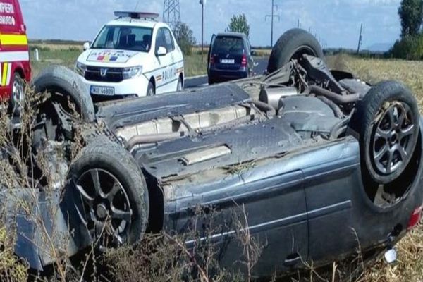 Dâmboviţa. Un tânăr s-a răsturnat cu mașina în afara părții carosabile