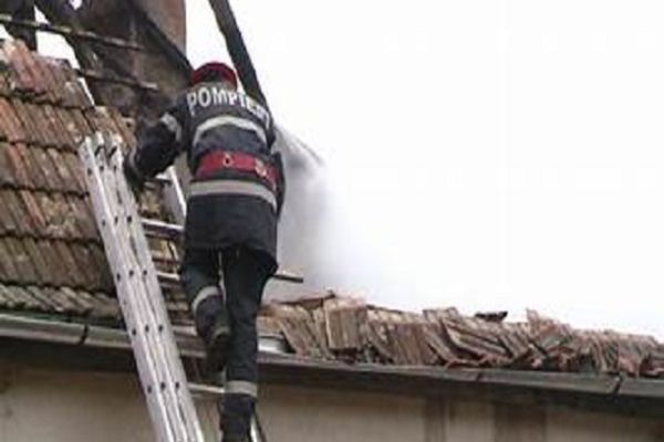 Incendiu puternic la o casă din Dâmbovița! 