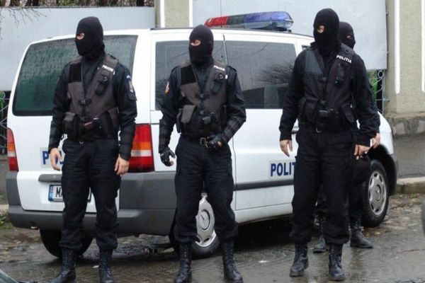 Pecheziţii domiciliare în România şi Marea Britanie la persoane bănuite că ar fi creat site-uri unde pretindeau că vând medicamente 