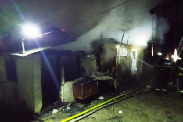 Dâmbovița. Femeie găsită carbonizată în urma unui incendiu puternic la o anexă gospodărească